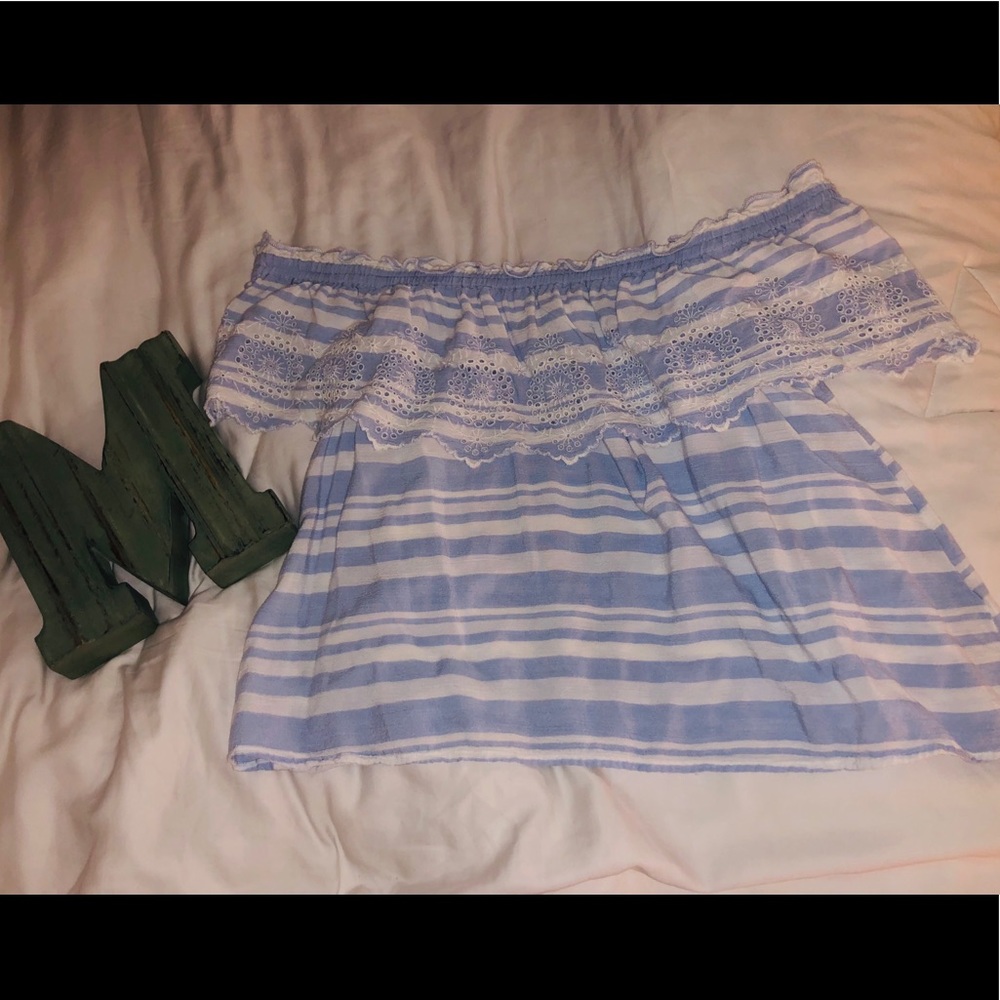 🌟American Eagle Off-The-Shoulder Top🌟